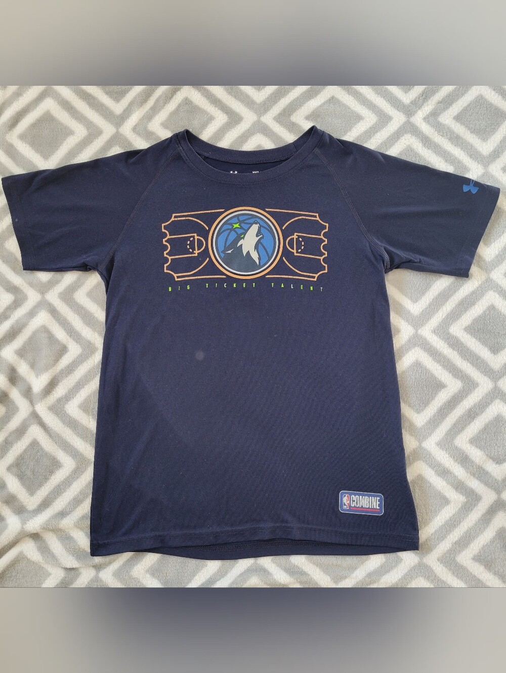 Youth medium navy blue Under Armour Minnesota Timberwolves short-sleeve shirt